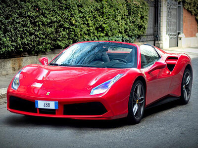 Cofanetto Test drive Ferrari F488 GTB nello scenario unico del Golfo di Napoli