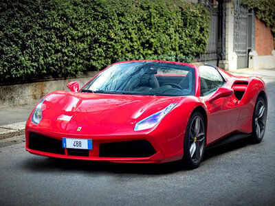 Cofanetto regalo GT di lusso a Napoli: test drive in Ferrari 488 e aperitivo