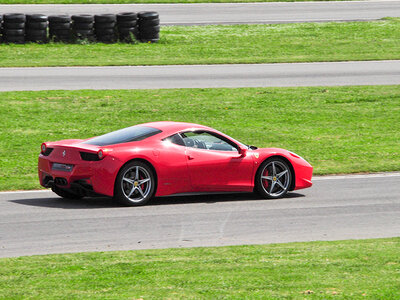 Cofanetto Test drive a Castelletto di Branduzzo: 10 giri su Ferrari 458 con video ricordo