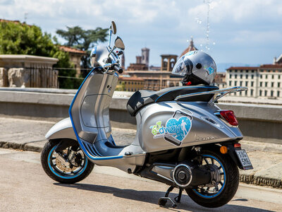 Cofanetto regalo Tour in vespa elettrica al Castello in Chianti Fiorentino con degustazione vini per 2