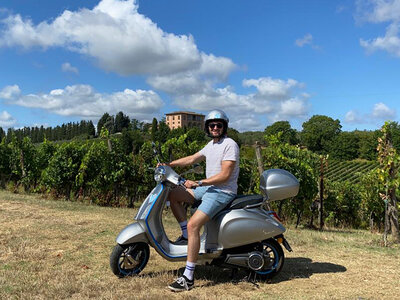 Cofanetto Tour in vespa elettrica con picnic tra le colline del Chianti