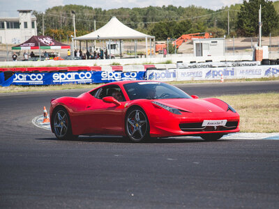 Cofanetto regalo Guida su pista a Castelletto di Branduzzo: 1 giro su Ferrari 458 con video