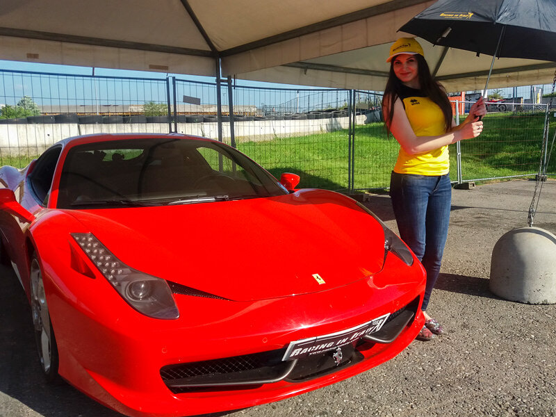 Adrenalina in pista a Castelletto di Branduzzo: 2 giri su Ferrari 458 con video a bordo