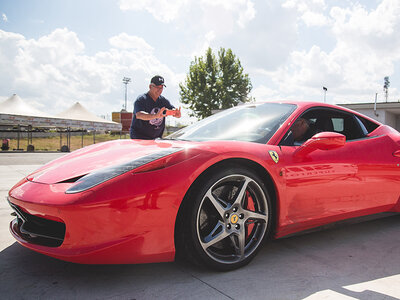 Cofanetto Adrenalina in pista a Castelletto di Branduzzo: 2 giri su Ferrari 458 con video a bordo