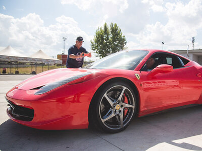 Cofanetto regalo Guida una fiammante Ferrari 458: 4 giri su pista con video a Castelletto di Branduzzo