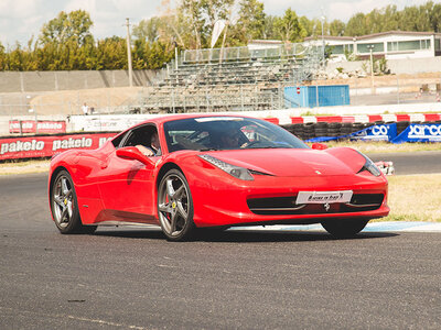 Cofanetto Guida una fiammante Ferrari 458: 4 giri su pista con video a Castelletto di Branduzzo