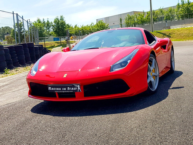 Ferrari F488 GTB su pista: 1 giro sul Circuito di Castelletto e video a bordo