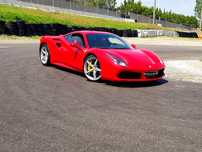 Cofanetto Ferrari F488 GTB su pista: 1 giro sul Circuito di Castelletto e video a bordo