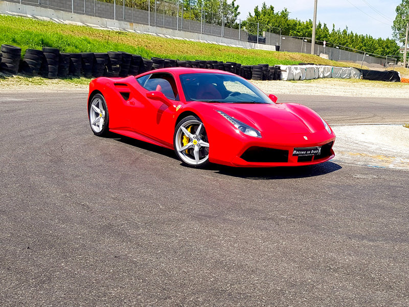 Ferrari F488 GTB su pista: 2 giri sul Circuito di Castelletto e video a bordo