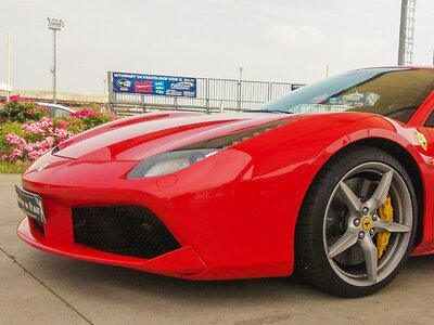 Cofanetto Ferrari F488 GTB su pista: 2 giri sul Circuito di Castelletto e video a bordo