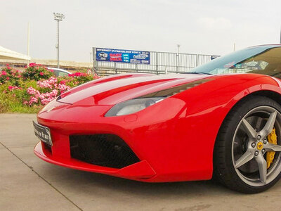 Cofanetto regalo Ferrari F488 su pista: 4 giri sul Circuito di Castelletto e video incluso