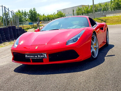 Cofanetto Ferrari F488 su pista: 4 giri sul Circuito di Castelletto e video incluso