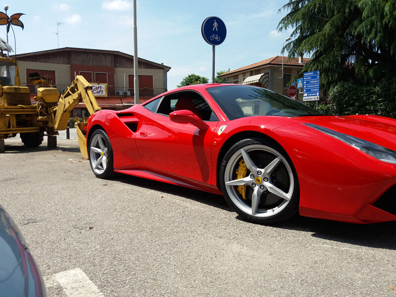 Ferrari F488 GTB su pista: 5 giri sul Circuito di Castelletto e video a bordo