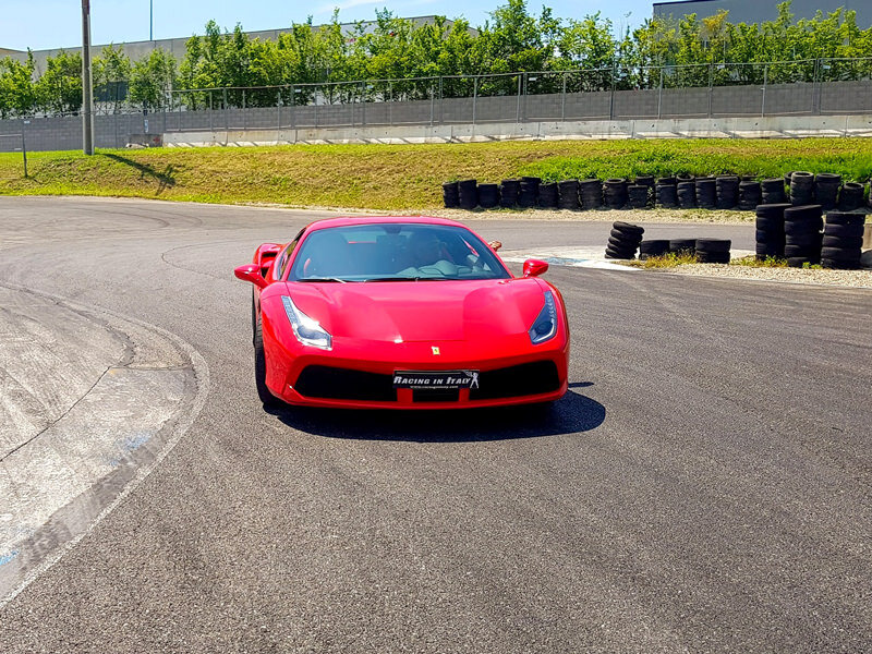 Ferrari F488 su pista: 6 giri sul Circuito di Castelletto e video incluso