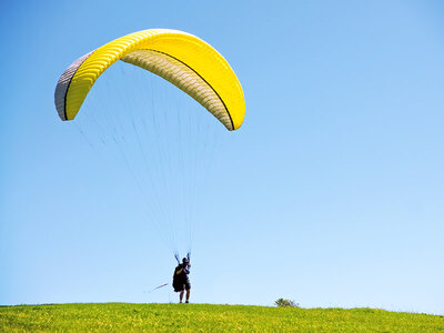 Cofanetto Natale ad alta quota: 1 emozionante volo in parapendio