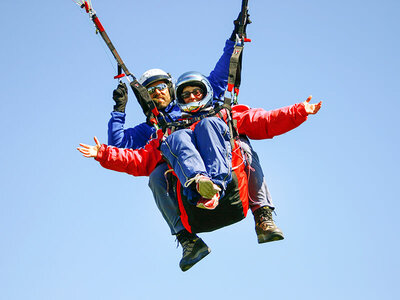 Natale ad alta quota: 1 emozionante volo in parapendio