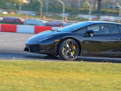 Cofanetto Test drive su Ferrari o Lamborghini: 1 giro presso il Circuito di Arese