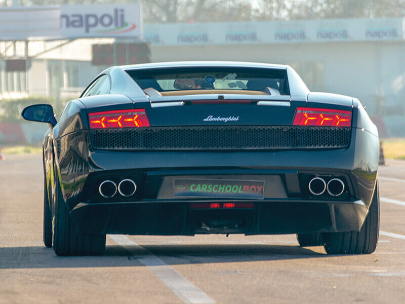 1 emozionante giro su Ferrari o Lamborghini presso l'Autodromo di Vallelunga