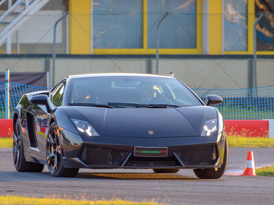 Cofanetto regalo Ferrari e Lamborghini in pista: 3 giri su 1 supercar a scelta sul Circuito di Arese