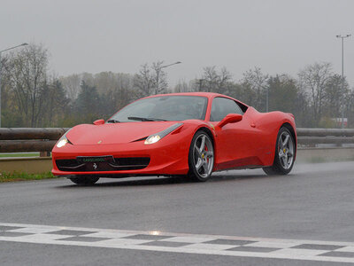 3 giri in Ferrari e 3 giri in Lamborghini a scelta tra 5 circuiti