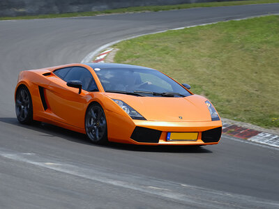 Cofanetto Ferrari e Lamborghini su pista: 2 giri a bordo di 2 Supercar e video ricordo