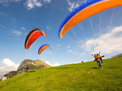 1 emozionante volo termico in parapendio per 2 persone