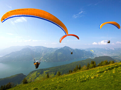 Cofanetto 3 giorni tra le nuvole: corso di parapendio per principianti in Svizzera