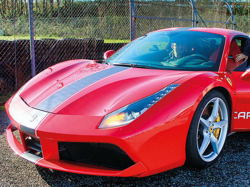 Ferrari e Lamborghini a tutto gas: 4 giri presso l'Autodromo di Vallelunga con video ricordo