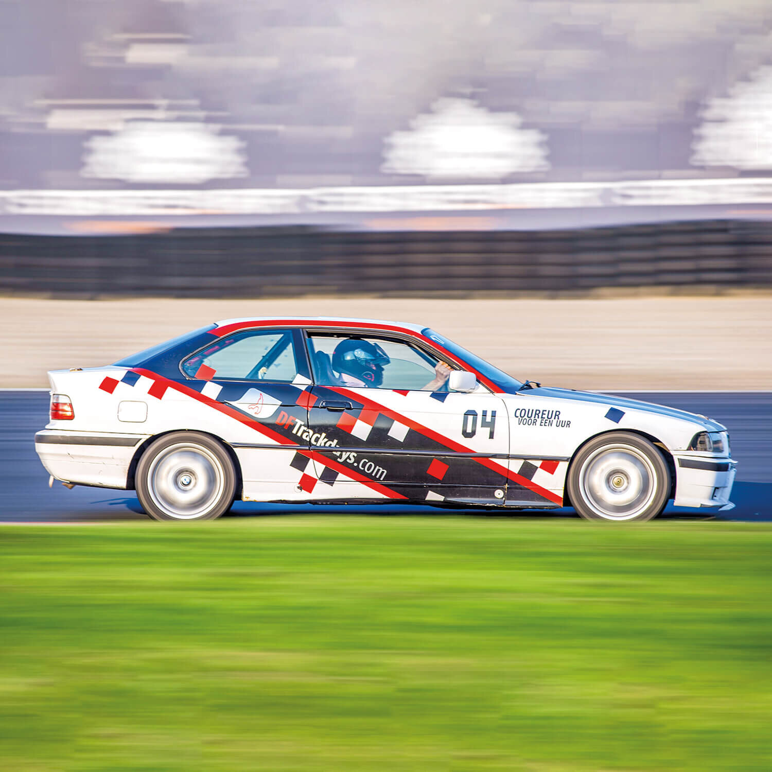 Circuitdag en 3 rondes meerijden in een BMW 325i bij Driving-Fun Spa-Francorchamps