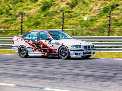 Circuitdag en meerijden in een BMW 325i