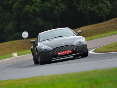 Plankgas in een racewagen naar keuze op een Belgisch circuit