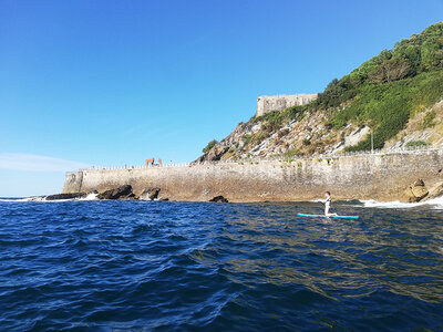 Caja Tour con guía de stand up paddle en San Sebastián y pícnic con bebidas