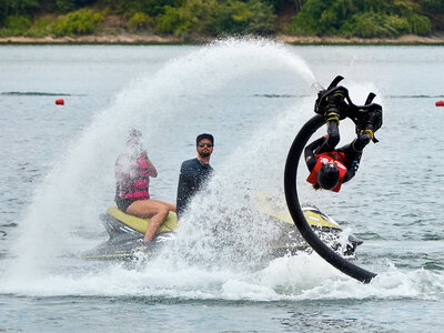 Cadeaubon Vliegen op een flyboard boven water