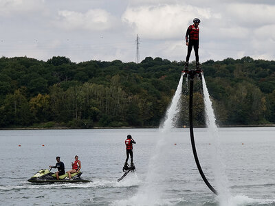 Doos Vliegen op een flyboard boven water