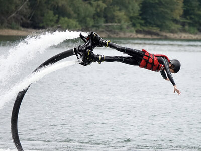 Vliegen op een flyboard boven water