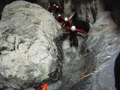 Cofanetto Avventura in Canyoning a Sierre per 2 persone con aperitivo incluso