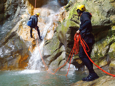 Coffret cadeau Aventure en canyoning à Sierre pour 2 personnes avec un apéritif