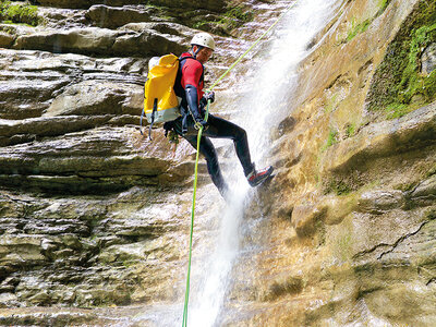 Cofanetto regalo Emozioni in discesa: 1 esperienza in Canyoning per 1 spirito avventuroso