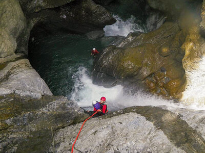 Box Sensationeneller Abstieg: 1 Canyoning-Erlebnis für 1 Abenteurergeist