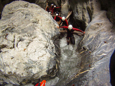 Sensationeneller Abstieg: 1 Canyoning-Erlebnis für 1 Abenteurergeist