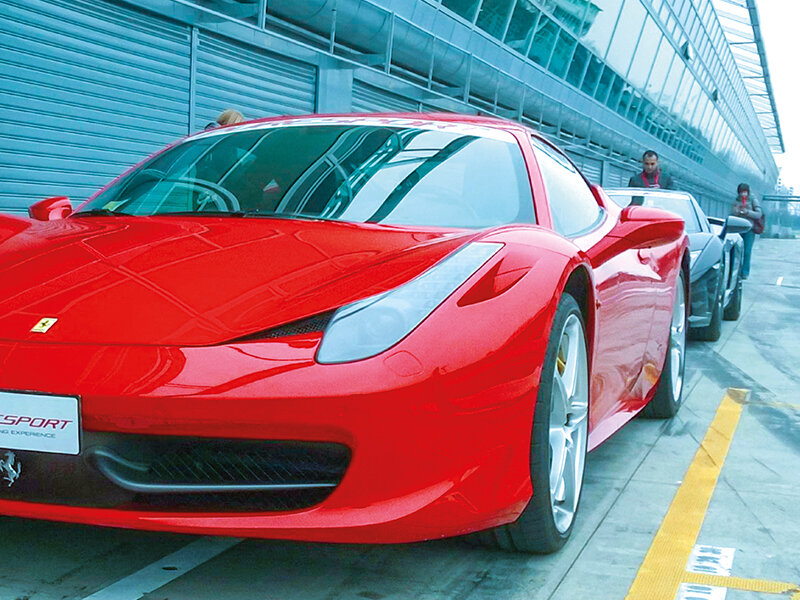 Passione adrenalina: 2 emozionanti giri su Ferrari F458 Italia all'Autodromo di Cremona