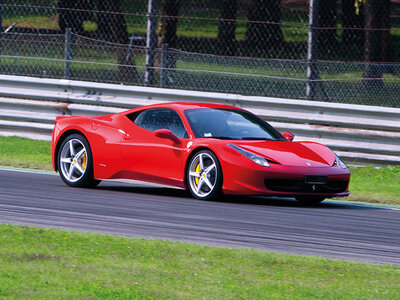 Cofanetto Passione adrenalina: 2 emozionanti giri su Ferrari F458 Italia all'Autodromo di Cremona