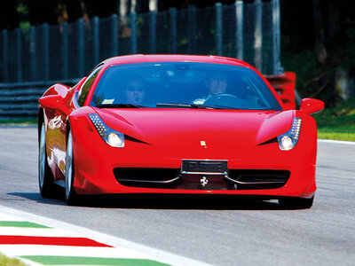 Cofanetto regalo Passione Ferrari: 2 giri al volante di una F458 Italia all’Autodromo di Vallelunga