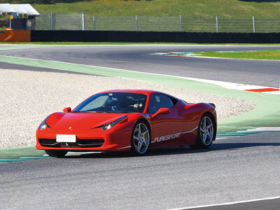 Cofanetto regalo Emozioni in Ferrari 458: 1 giro di pista presso l’Autodromo del Mugello