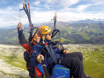 Geschenkbox Extremsport: 1 eindrucksvoller Tandem-Gleitschirmflug durch die Lüfte von Luzern