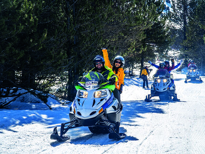 Caja Ruta guiada en moto de nieve doble para 2 personas