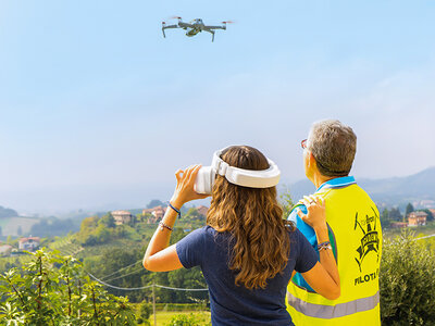 Cofanetto Nuove prospettive: 1 giornata di volo con drone professionale e 1 degustazione vini