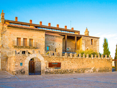 Caja regalo Descubre Extremadura: 2 noches, desayuno y comida o cena en hospedería de 4*