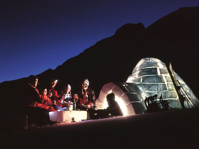 Box Bau eines Iglus mit abschliessendem Aperitif inmitten der Schneelandschaft von Adelboden