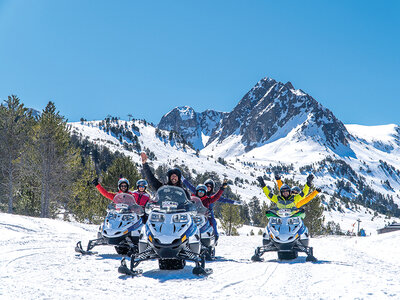 Caja Ruta en moto de nieve biplaza y alquiler de raquetas de nieve para 2 personas